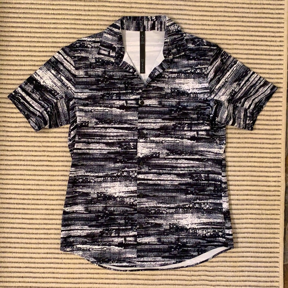 Lululemon b/w men’s bottom shirt